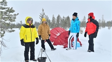 Nach ihrem Unfall eilt Pekka Nielson (Maria Höfl-Riesch, 2.v.r.) den Freunden Max Parger (Florian Silbereisen, r.), Patrick Steiner (Daniel Fritz, 2.v.l.) und Maik Berghammer (Tayfun Baydar, l.) zur Hilfe.