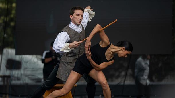 Berliner Primaballerina gibt Massen-Ballettstunde in Mexiko Nach ihrer Ballettstunden gab Elisa Carrillo noch eine Kostprobe ihres Könnens.