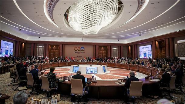 G20: Einigung auf Kompromiss-Text zu Krieg in der Ukraine Nach Informationen der Deutschen Presse-Agentur gehen Unterhändler davon aus, dass am Ende des Spitzentreffens der führenden Industrie- und Schwellenländer ein von Gastgeber Indien vorgelegter Text angenommen werden kann. Er kommt sowohl Forderungen Russlands als auch des Westens entgegen.