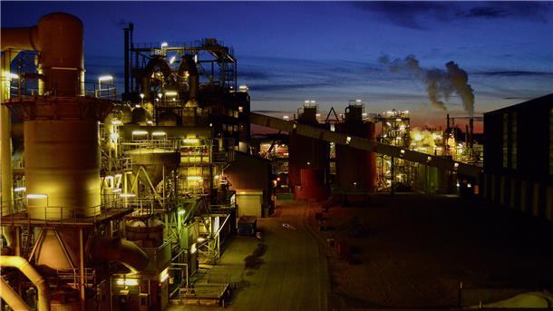 Nachtaufnahme der Zinkhütte von Glencore in Nordenham. Die Gesamtkosten sollen hier in den vergangenen Jahren um 36 Prozent gestiegen sein. 