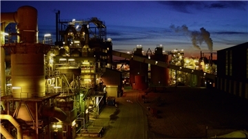 Nachtaufnahme der Zinkhütte von Glencore in Nordenham. Die Gesamtkosten sollen hier in den vergangenen Jahren um 36 Prozent gestiegen sein. 