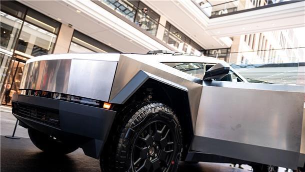 Musk: Müssten Cybertruck für Europa verändern Nach jahrelanger Verzögerung hatte Tesla Ende 2023 mit der Auslieferung des Pick-ups mit markanter Edelstahl-Karosserie begonnen.
