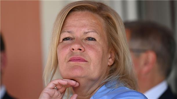 Nach Kritik verteidigt Bundesinnenministerin Nancy Faeser ihren Plan für eine leichtere Abschiebung von Clan-Mitgliedern.