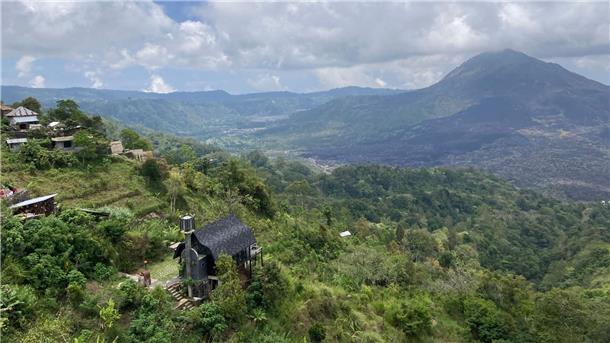 Touristen und heilige Berge: Bali kämpft um seine Würde Nach mehreren Vorfällen schlechten Benehmens von Urlaubern will der örtliche Gouverneur die heiligen Berge für Touristen sperren lassen.