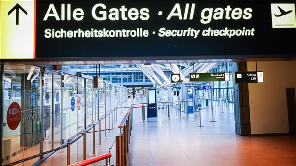 Lösungen für Tarifkonflikte im Luftverkehr gesucht Nach mehreren Warnstreiks an deutschen Flughäfen soll heute eine Schlichtung für die privaten Luftsicherheitskräfte mit Hans-Henning Lühr (SPD) beginnen.