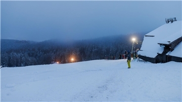 Nach sommerlichen Temperaturen auf dem Schwarzwaldgipfel des Kandels ist der Winter zurückgekehrt - mit jeder Menge Neuschnee.