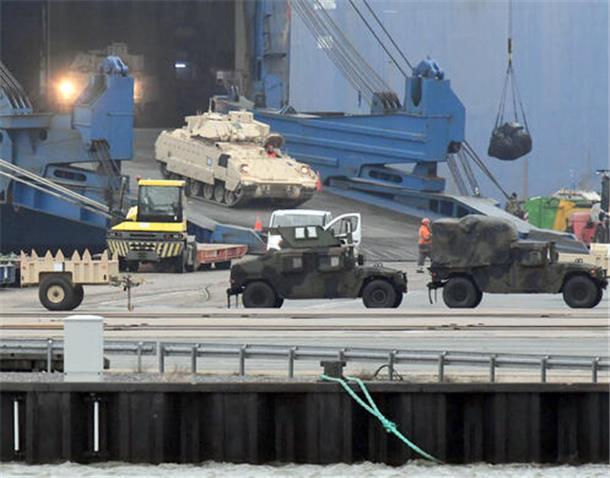 Nach und nach werden die Panzer vom Transportschiff "Endurance" auf die Kaje der ABC-Halbinsel gefahren. Auf der Rampe: ein "Bradley"-Schützenpanzer.