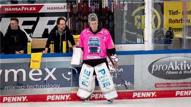 Pinguins schlagen Nürnberg und sind zurück an der Tabellenspitze Maximilian Franzreb steht auf dem Eis.