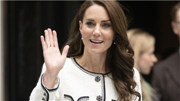 Nach Vorwürfen der Bildmanipulation an einem royalen Familienfoto hat Prinzessin Kate die Verantwortung übernommen. Sie entschuldige sich für jegliche Verwirrung, schrieb die Prinzessin von Wales am Montag auf der Plattform X (vormals Twitter).