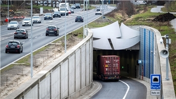 Nach zehn Jahren Bauzeit und 272 Millionen Euro Kosten wurde der Hafentunnel offiziell eröffnet. Das 1,8 Kilometer lange Bauwerk bindet den Hafen in Bremerhaven besser an die Autobahn an.