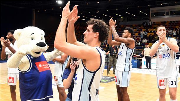 Die Eisbären schauen kurz mal zu Hause vorbei Nach zwei Auswärtsspielen in Folge sind (von links) Jake Biss, Jordan Samare und Hendrik Warner froh, sich wieder in der Stadthalle den Eisbären-Fans präsentieren zu können.