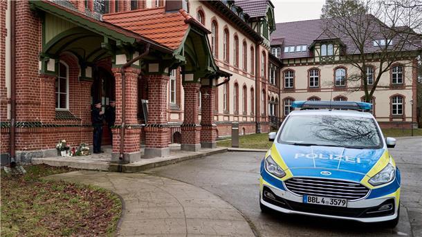 Abschiebe-Taskforce befasst sich mit Gewalttäter von Beelitz Nach zwei Gewalttaten in Beelitz-Heilstätten südwestlich von Berlin ermittelt die Staatsanwaltschaft wegen Mordes und versuchten Mordes.
