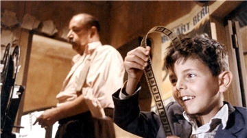 Nach zwei Jahren Zwangspause kehrt das „Kino am Hafen“ am 5. und 6. August zurück. Der erste Film, „Cinema Paradiso“, feiert die Faszination des Live-Kinos. In dem Film findet der kleine Salvatore (Salvatore Cascio) im Filmvorführer Alfredo (Philippe Noiret) einen väterlichen Freund.