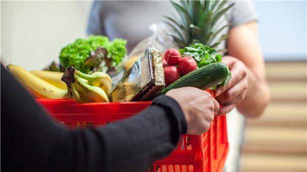 Eine gute Fee für die Senioren Da es in den meisten Dörfern an Möglichkeiten fehlt, Lebensmittel zu kaufen, der nächste Arzt und die Apotheke meist weit weg sind, sind Ältere, die kein Auto fahren, auf Hilfe angewiesen. Die könnte in der Gemeinde Gyhum ein Dorfhelfer leisten. Der käme auch, wenn im Herbst der schwere Gartentisch wegzuräumen ist oder der Gulli vor dem Grundstück gereinigt werden muss.