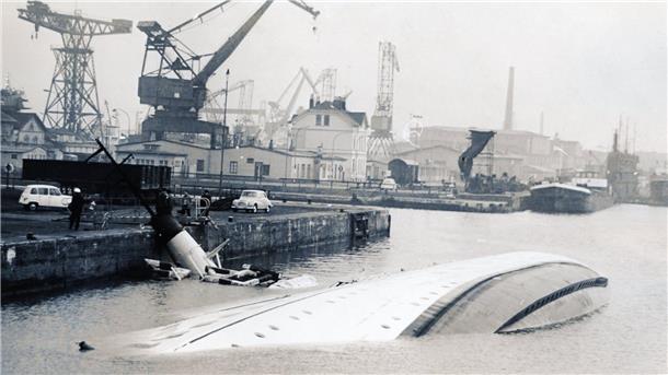Die "Bremerhaven" liegt im Hafen auf der Seite. 
