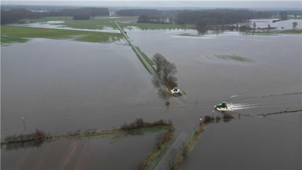 Nachdem der Fluss Ems über die Ufer getreten ist, stehen viele Flächen unter Wasser.