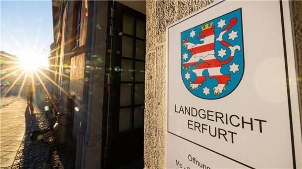Nachdem ein 75-jähriger Mann in Internetforen Kastrationen angeboten und diese bei sich zu Hause durchgeführt haben soll, muss er sich nun in Erfurt vor Gericht verantworten.