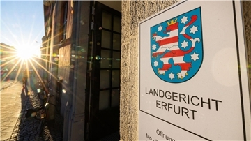 Nachdem ein 75-jähriger Mann in Internetforen Kastrationen angeboten und diese bei sich zu Hause durchgeführt haben soll, muss er sich nun in Erfurt vor Gericht verantworten.