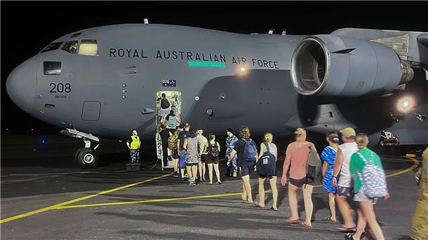 Erdbeben in Vanuatu: Sorge vor Krankheiten wächst Nachdem ein heftiges Erdbeben den Inselstaat Vanuatu erfasst hat, konnten bereits Hunderte Touristen ausgeflogen werden.