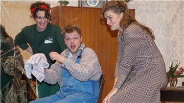 Nachdem Ex-Manager und Neulandwirt Carl Timmermann (gespielt von Janno Poppe) versehentlich einen Bullen gemolken hat, müssen ihn seine Frau Hilde (rechts, gespielt von Franziska Poppe) und Nachbarin Anna Lüthje (Sandra Tomforde-Ernst) erstmal beruhigen. 