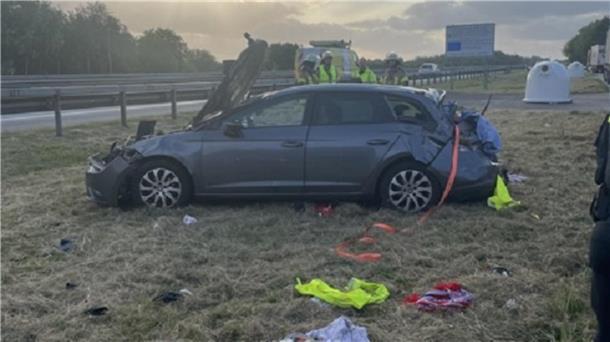 Nachdem sich das Fahrzeug mehrfach überschlagen hatte, kam es auf dem Seitenstreifen zum Stehen.