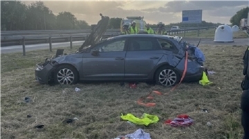 Nachdem sich das Fahrzeug mehrfach überschlagen hatte, kam es auf dem Seitenstreifen zum Stehen.