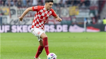 Nadiem Amiri mit Ball am Fuß.