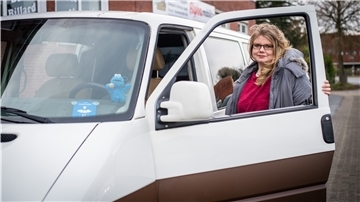 Nadine Kröger (27) aus Dorum plant nach dem Fahrzeugumbau ihres Volkswagen T4, den sie Krümel nennt, zu einem Campmobil, eine Tour entlang der Ostsee für kommendes Jahr 2021. Foto: Hartmann