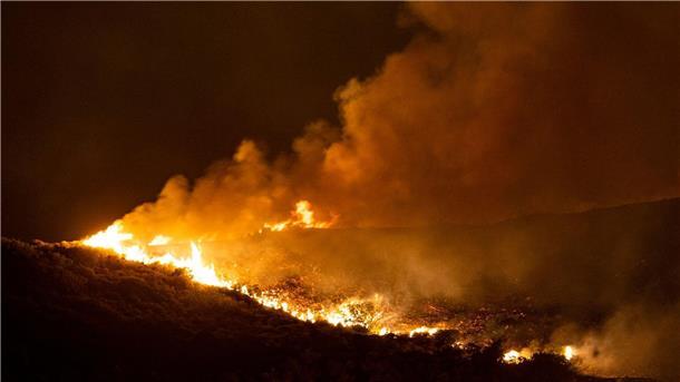 Brände auf Rhodos: Wind erschwert Löscharbeiten Nahe der Ortschaft Vati im Süden der Insel Rhodos steht ein Wald in Flammen.