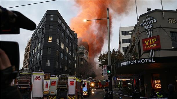 Flammeninferno im historischen Zentrum von Sydney Nahe des Hauptbahnhofs Central Station brennt ein mehrstöckiges Gebäude.