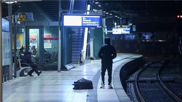 GDL-Streik angelaufen - Rufe nach Schlichtung  Nahezu leere Gleise am Hamburger Hauptbahnhof.