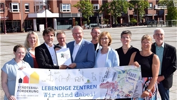 Nahmen an der Übergabe des Förderbescheids teil (von links): Ronja Frerichs (Förderstelle), Maike Schilling (Baudezernentin), Nils Siemen (Bürgermeister), Jörg Irmer (Einzelhändler), Nikolaus Jansen (Regionale Landesentwicklung), Thorsten Benkel (Einzelhändler), Kerstin van Dyk (Regionale Landesentwicklung), Anne v. Bestenbostel (Einzelhändlerin), Rebecca Willuhn (Förderstelle) und Jürgen Mayer (Wirtschaftsförderung).