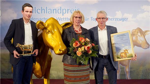 Nahmen die „Goldene Olga“ am Freitag in Bad Zwischenahn entgegen (von links): Janko, Marlis und Hans-Gerd Schilling.