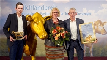 Nahmen die „Goldene Olga“ am Freitag in Bad Zwischenahn entgegen (von links): Janko, Marlis und Hans-Gerd Schilling.