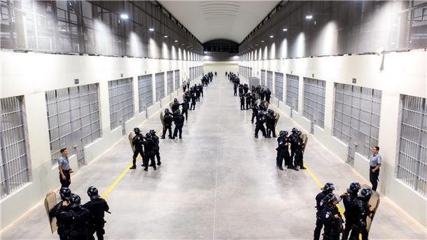 Namen „Zentrum zur Zwangsunterbringung von Terrorismus“: Der neue Gefängniskomplex Tecoluca - hier können bis zu 40.000 Gefangene gleich eingesperrt werden.