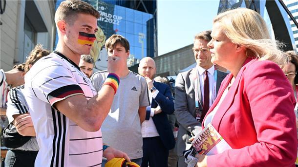 Nancy Faeser und ein Fan