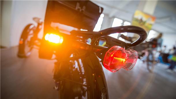 Nanu, ein Blinker am Fahrrad? Das soll nach Plänen der Bundesregierung künftig Standard sein.