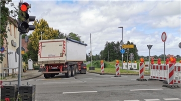Nanu, Vollsperrung? Einige Lkw-Fahrer, die aus Richtung Süden kamen, bogen am Dienstag von der B212 auf die Burgstraße ab – um dort dann zu merken, dass dies keine gute Idee war.