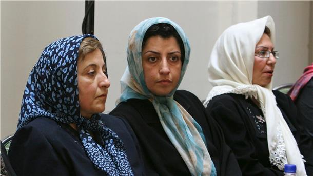 Friedensnobelpreis für Iranerin Narges Mohammadi Narges Mohammadi (M.), Menschenrechtsaktivistin aus dem Iran, sitzt im August 2007 neben der iranischen Friedensnobelpreisträgerin Shirin Ebadi (l.).