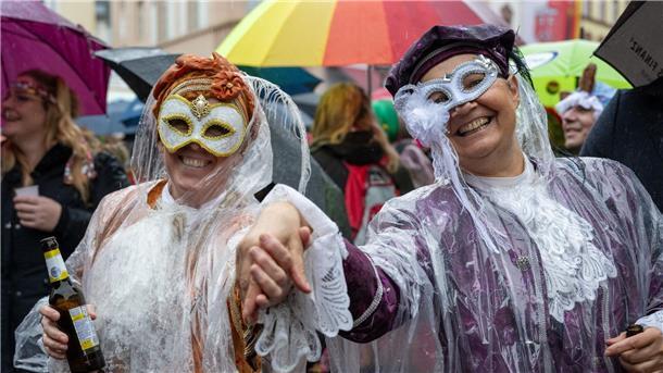 Rosenmontag mit Regenrisiko Narren auf dem Marktplatz in Wittlich an Weiberfastnacht. Auch am Rosenmontag kann es nass werden.