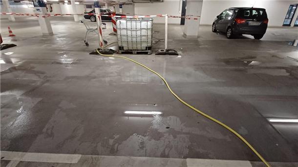 Tiefgarage Havenwelten Bremerhaven: Dieses Mal kommt das Wasser von oben Nasse Tiefgarage Havenwelten. Das Wasser kommt von oben. Die Kanister und Schläuche sind das Provisorium.