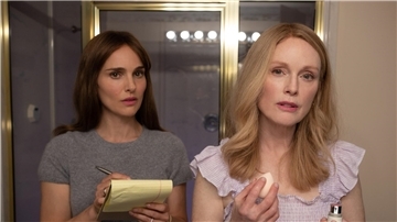 Natalie Portman (l) als Elizabeth Berry und Julianne Moore als Gracie Atherton-Yoo in einer Szene des Films „May December“.