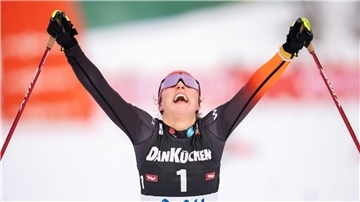 Nathalie Armbruster feiert ihren ersten Weltcupsieg.