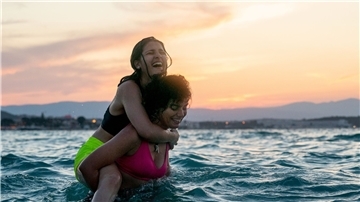 Nathalie Issa (l) als Yusra Mardini und Manal Issa als Sara Mardini in einer Szene aus „Die Schwimmerinnen“.