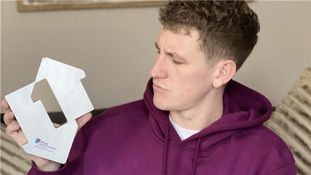 Nathan Evans mit seiner offiziellen Nummer-1-Single-Auszeichnung der Official Charts Company für seinen Hit "Wellerman".