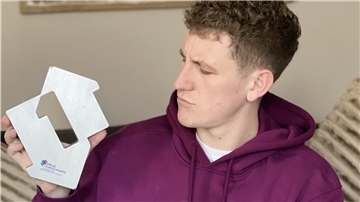 Nathan Evans mit seiner offiziellen Nummer-1-Single-Auszeichnung der Official Charts Company für seinen Hit "Wellerman".