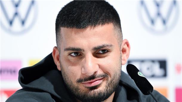 Nationalspieler Deniz Undav auf dem DFB-Podium.