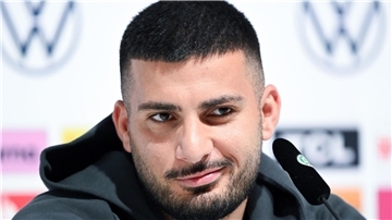 Nationalspieler Deniz Undav auf dem DFB-Podium.