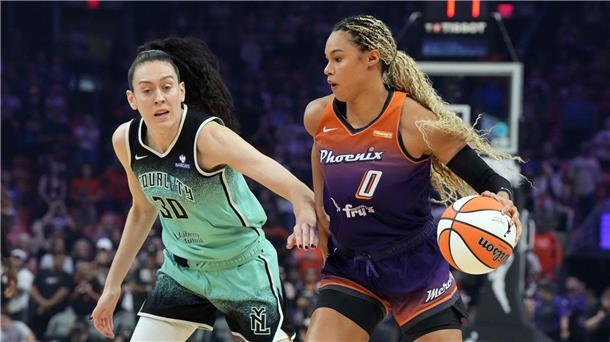 Nationalspielerin Satou Sabally (r) hatte großen Anteil am Weiterkommen von Phoenix in den WNBA-Playoffs.