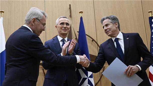 Nato-Generalsekretär Jens Stoltenberg, Finnlands Außenminister Pekka Haavisto und US-Außenminister Antony Blinken beim Überreichen der Beitrittsurkunde an Finnland.